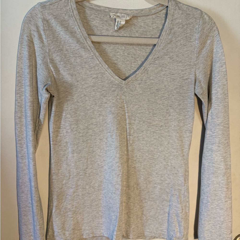Forever 21 Light Gray V-Neck Long Sleeve Tee - Size M